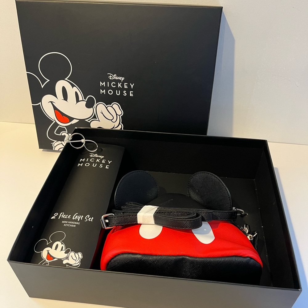 New Disney's Mickey Mouse Crossbody and Keychain 2 piece Giftset with Box ❤️